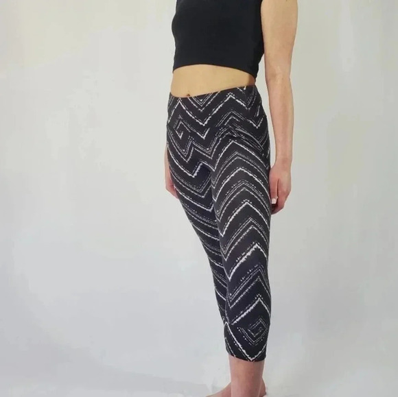 Athleta Zig Zag Relay Capri Leggings - Medium - Picture 6 of 10